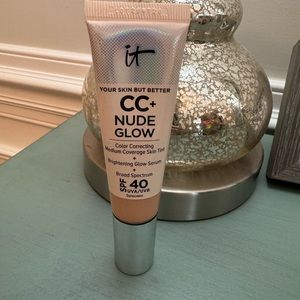 it cc+ nude glow in light medium